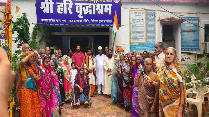 वृद्धाश्रम में बिता सकते हैं बुजुर्गों के साथ दिन